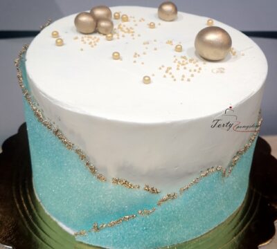 Tort bez masy cukrowej z niebieskimi bokami i elementami złota