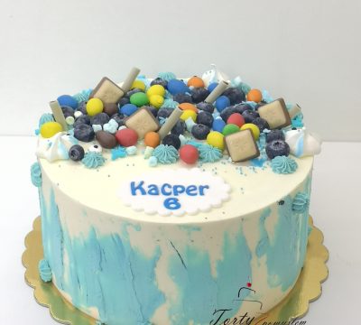 tort bez masy cukrowej z kolorowymi słodkościami