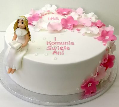 tort na komunię z kwiatkami i dziewczynką