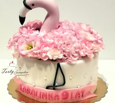 Tort z flamingiem i żywymi kwiatami